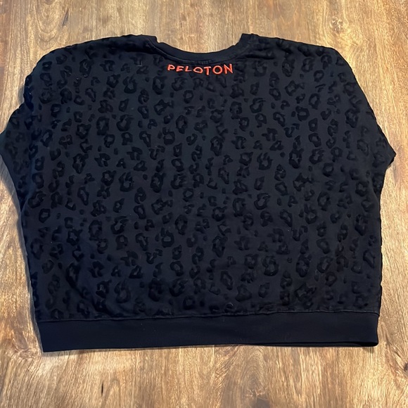 PELOTON Extra Large cheetah/ leopard print crew neck - Picture 5 of 6